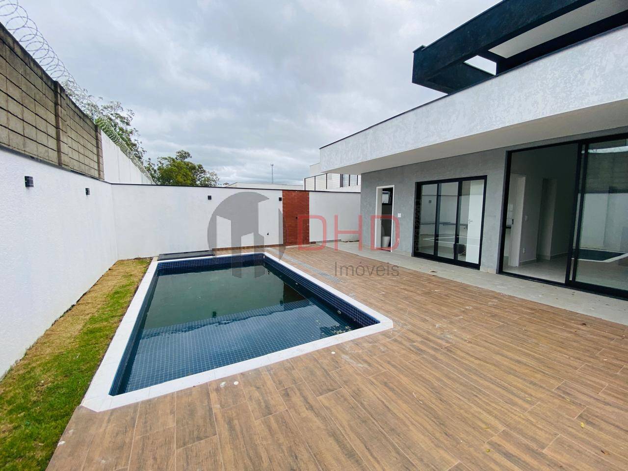 Casa de Condomínio à venda com 3 quartos, 220m² - Foto 1